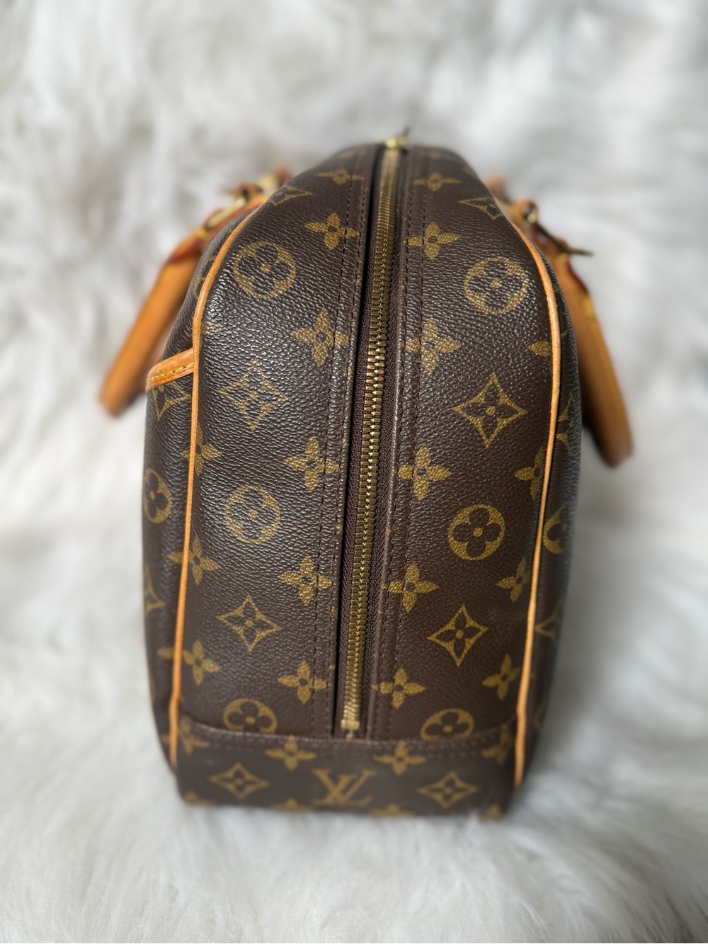 Vintage Louis Vuitton Deauville Monogram Canvas Honey Patina Clean Interior - Picture 5 of 16